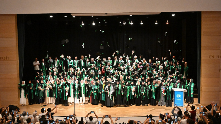 KOCAELİ İLAHİHYAT'TA MEZUNİYET SEVİNCİ